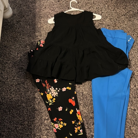 Black loose fitting sleeveless blouse - Picture 5 of 5